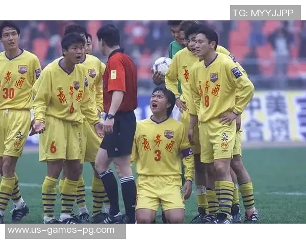 成都足球P联赛热潮来袭球迷激情四溢共庆足球盛宴